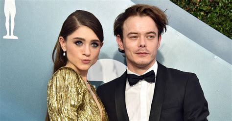 charlie heaton e natalia dyer|Natalia Dyer & Charlie Heatons Relationship Timeline。